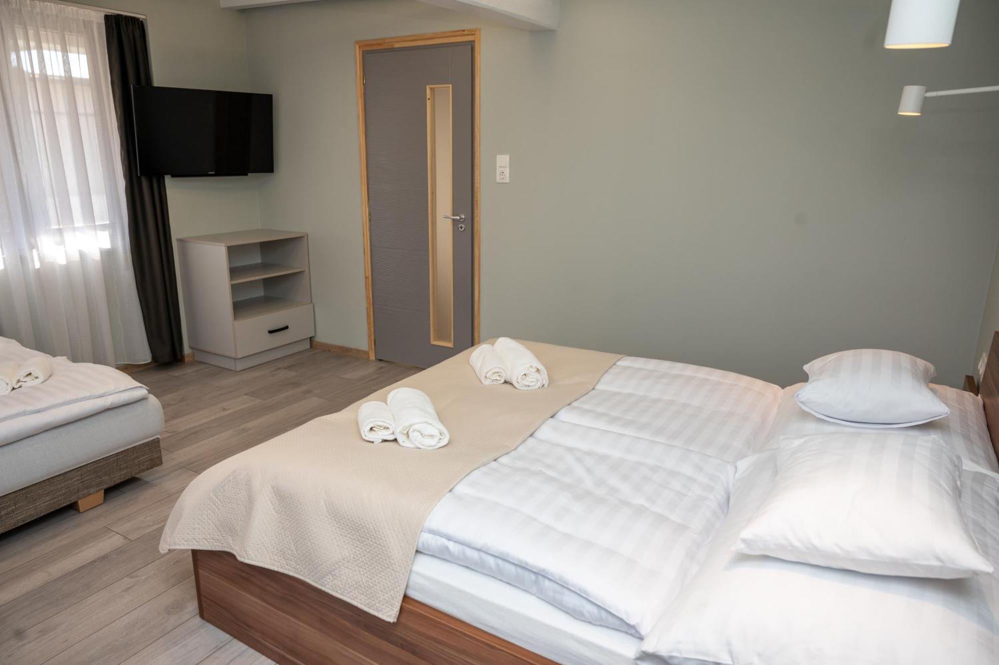 Tuenderkert Apartman Дьюла Экстерьер фото