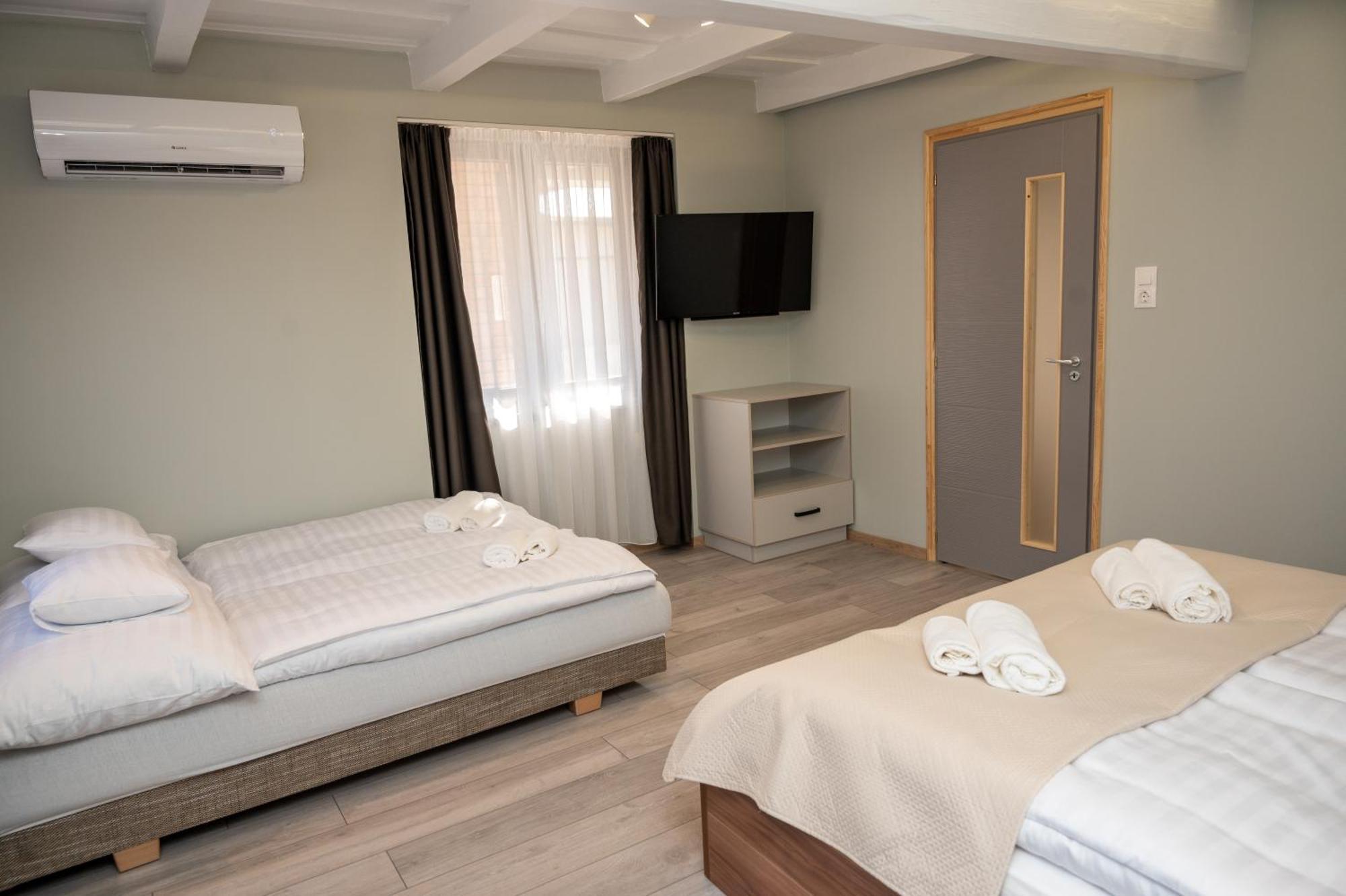 Tuenderkert Apartman Дьюла Экстерьер фото