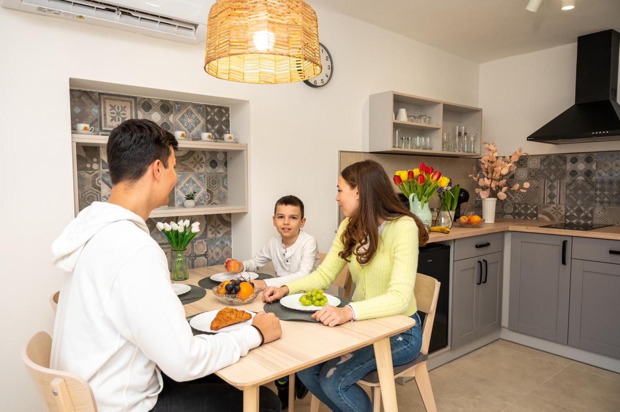 Tuenderkert Apartman Дьюла Экстерьер фото